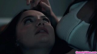 En busty babe ansigt, der sidder lesbiske partner