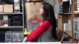 Латиноамериканка ворует дүкөнүнөн жана офицер обыскивает аны.Ал аргасыз анын раздеться жана басымдуулук кылат үстүндө ал үчүн схватить анын сиськи.Ал жасайт, ага минет, ал эми андан кийин ал трахает анын