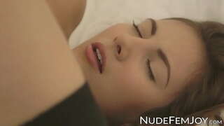 Зур сиськастая брюнетка соло трет киску