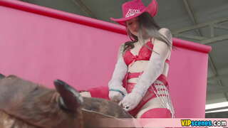 ���્રયાસ કરે છે નિયંત્રિત કરવા માટે આ મોટો લોડો તેના બીએફ