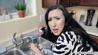 Hot мамочка Лилия Лейн мехоҳад, ки вай пасынки выпили афшураи, аз ин рӯ, вай катается дар он, то ки стирает lingerie