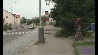 ���កវ័យក្មេងផឹករនៅក្រោមស្ពានមួយនៅក្នុងឧទ្យានសាធារណៈ