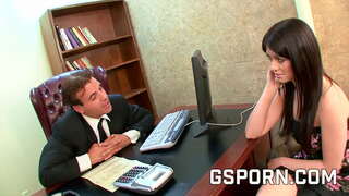 Сексуалната милфу секретаршу брюнетка трудно шията, дяволите като залог сперма върху лицето