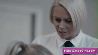 Watch naughty milf lesbos genießen Tiefe ass und pussy Fingersatz für lang anhaltenden Höhepunkt im Büro