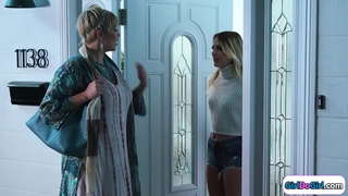 Ya kuchekesha kuungana na stepsis yake kupitia busty milf kati.Wao kiss na kati ni rimmed.Ndogo tits babe facesits na pussy yake kunyoa